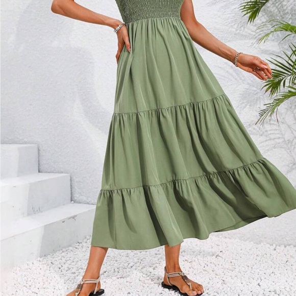 Green Tiered Smocked Maxi dress for Casual Wear
8127 - Picture 3 of 7